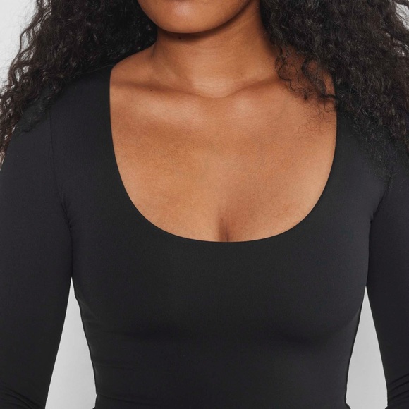 Aritzia Babaton Cropped Long Sleeve - Picture 1 of 2
